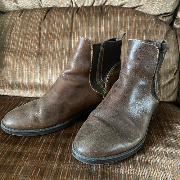 Ladies boots 7.5 gently used - Picture 2 of 3